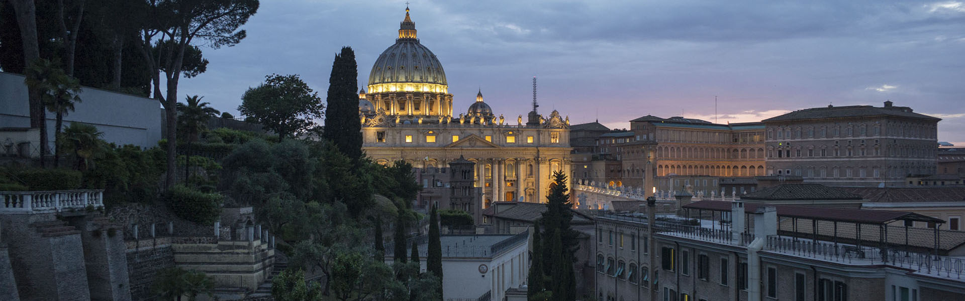 Vista di Piazza San Pietro dai giardini della Curia Generalizia dei gesuiti a Roma